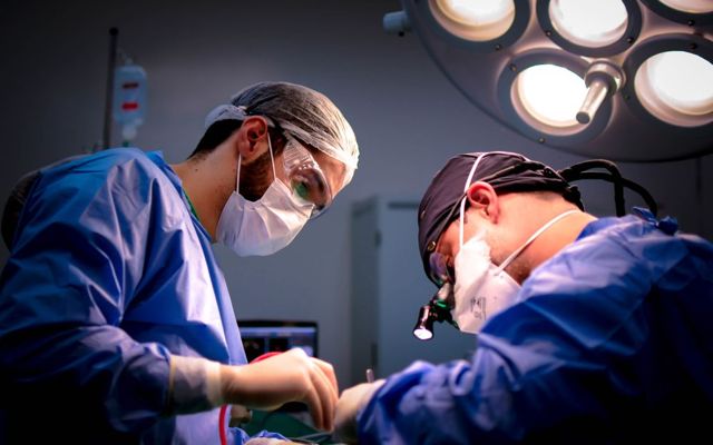 Team chirurgico della Milano Clinic in sala operatoria